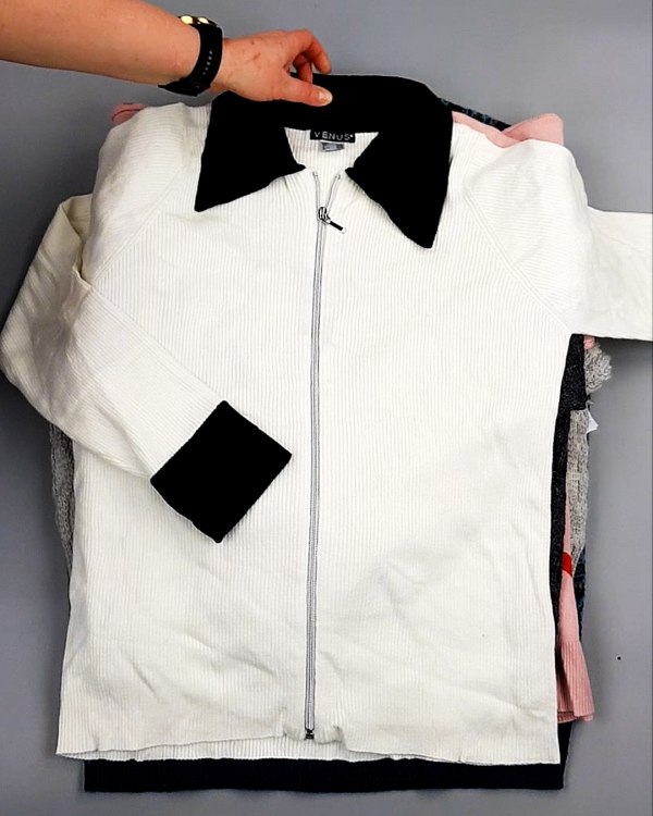 Фотография  525 - Джемпера СТОК CAN 084#7 кг, ЛОТ №7650 оптом в Калуге и Калужской области