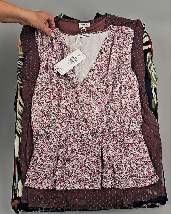 Фотография  695 - Блузки+Джемпера Bestseller Summer 045 B#8,5 кг, ЛОТ №9039 оптом в Калуге и Калужской области